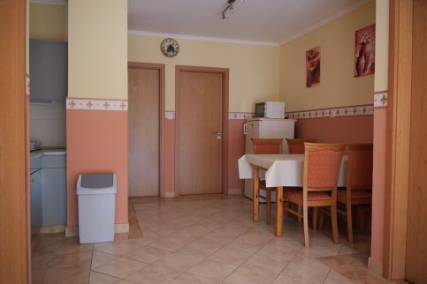 Sárga Apartmanház1