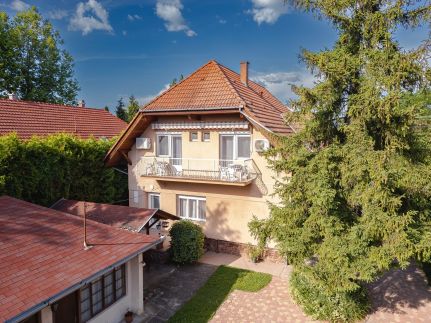 Pávics Apartmanház