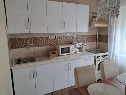 Erna Apartman48