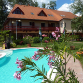 Zsanett Hotel
