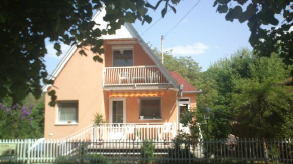 Dóra Apartmanház