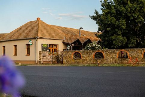 Borostyánkert Étterem és Vendégház46
