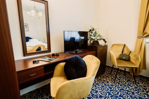 Korona Étterem Panzió28