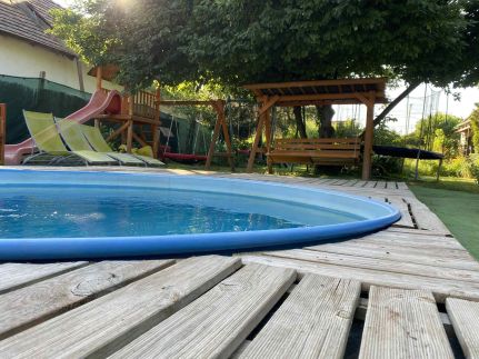 Virágos Apartmanház60