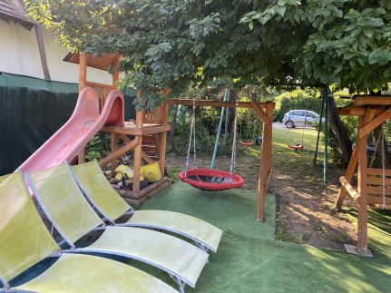 Virágos Apartmanház61