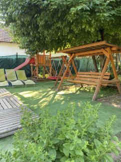 Virágos Apartmanház62