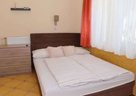 Makotel Apartmanház65