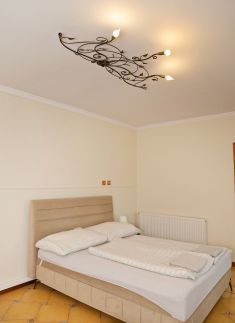 Makotel Apartmanház79