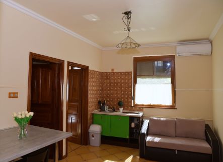 Makotel Apartmanház84