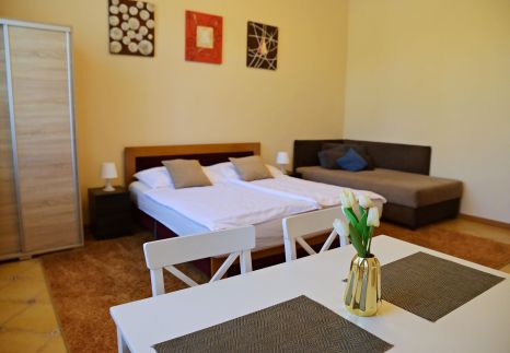 Makotel Apartmanház90
