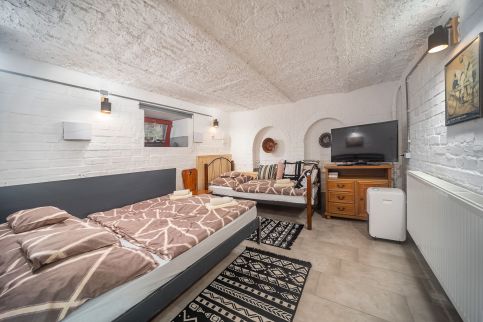 Ádám Apartman100