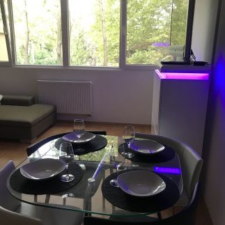 Nem Akarok Hazamenni Apartman13