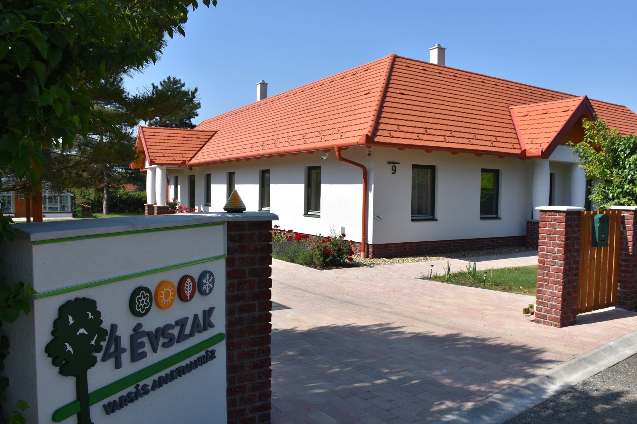 Varsás Négy Évszak Apartmanház – Gyenesdiás