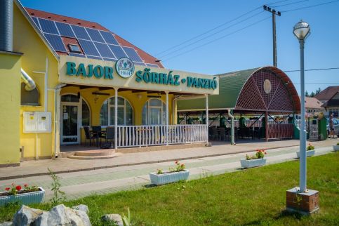 HBH Bajor Sörház és Panzió43