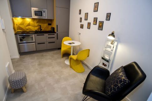 Hello Yellow Apartman