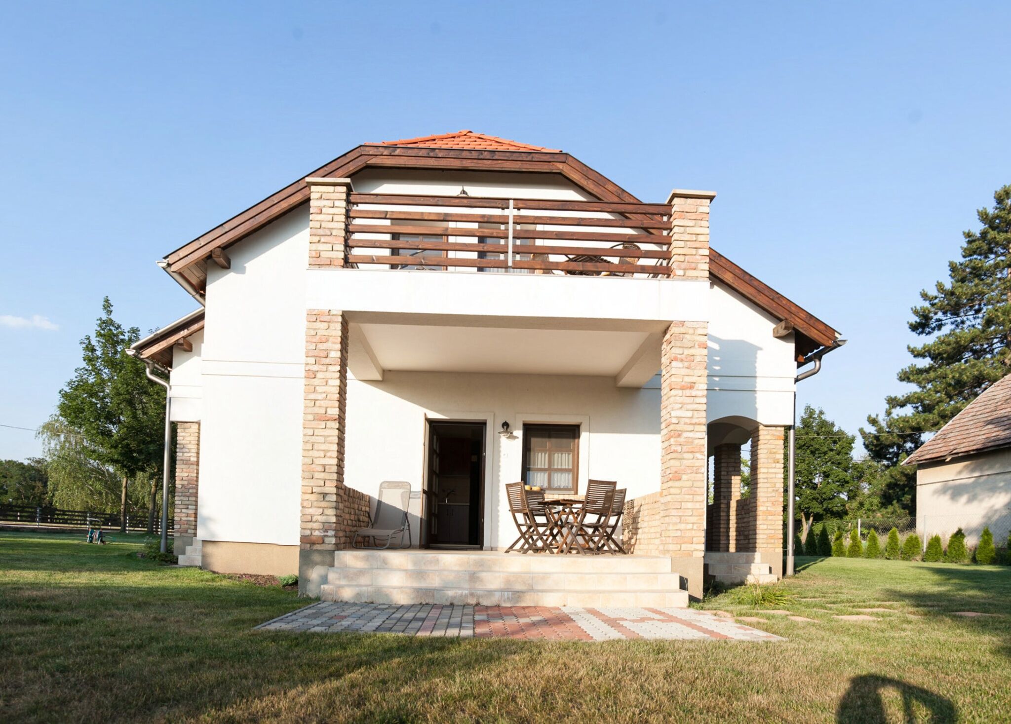 Sári Villa – Lajoskomárom fotó 1