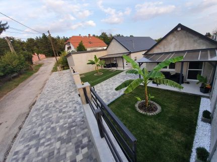 Sunny Garden Apartment