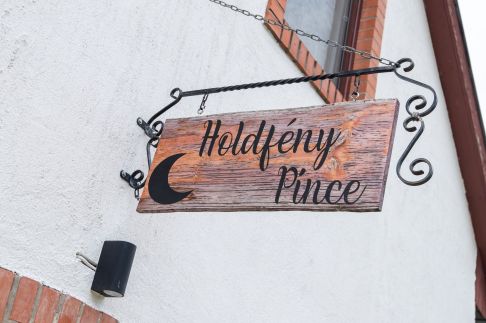 Holdfény Pince