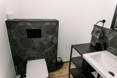 Black & Wood Apartment5