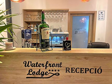 Waterfront Lodge  ****  Panzió10