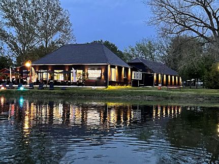 Waterfront Lodge  ****  Panzió12