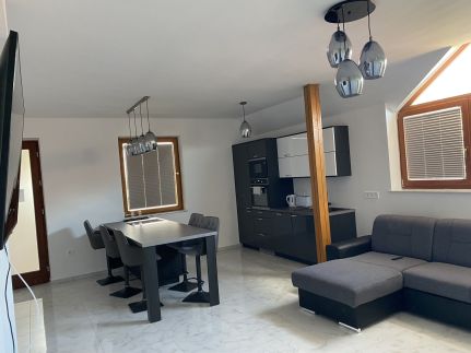 Lelle Centrál Apartman