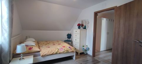 Éva Háza33
