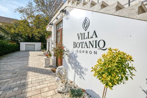 Villa Botaniq****1