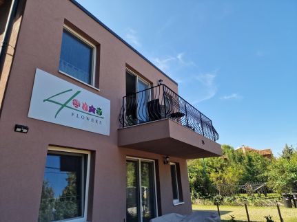 Four Flowers Apartman5