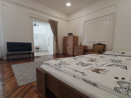 Déri Kert Apartmanház A***4