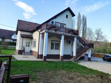 Gyöngyike Apartmanház1