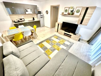 Pine Apartment & Pool1