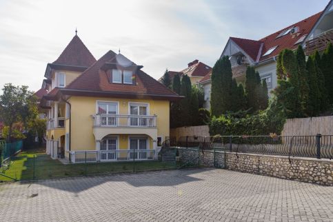 Leilbon Apartmanház1