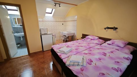 Csontos Apartman8