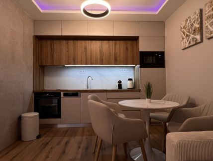 Lily Lux Apartment6