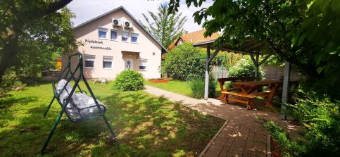 Rigófészek Apartmanház66