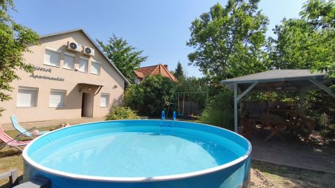 Rigófészek Apartmanház42