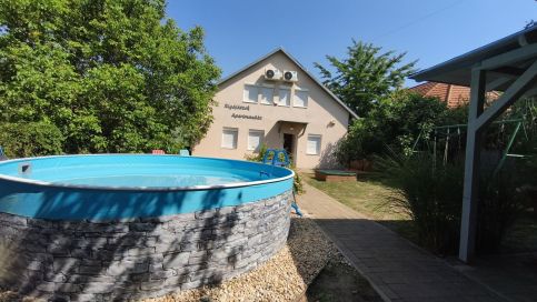 Rigófészek Apartmanház48