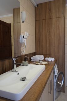 Trón Apartman 225