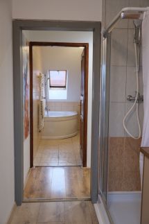 Trón Apartman 227