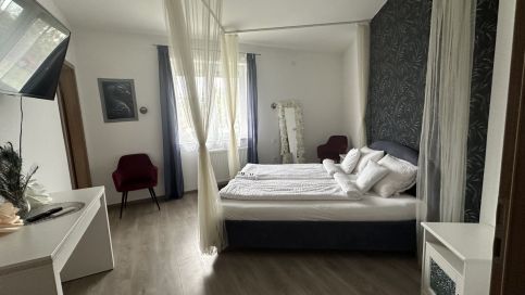 Regina Partyhouse8
