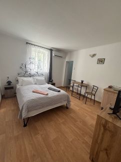 Lola Apartman10