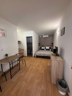 Lola Apartman11