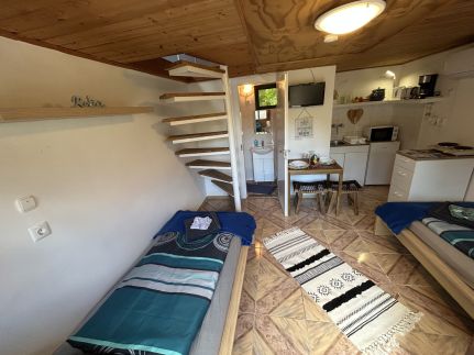 Demona Apartman12