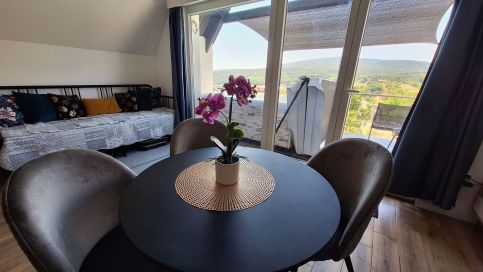 Hillside Cottage12