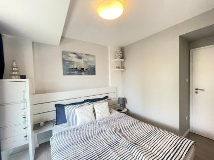 Lake and Pool Apartman9