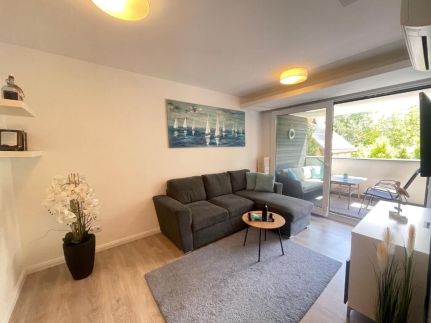 Lake and Pool Apartman10