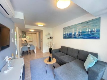 Lake and Pool Apartman8