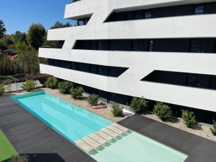Lake and Pool Apartman