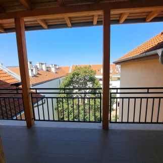 Green Street Apartment9